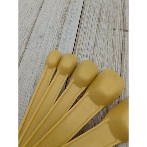 Vintage Gold Mustard 6 Piece Measuring Spoons #2236 2235 2234 2233 2232 2231 - Picture 8 of 9